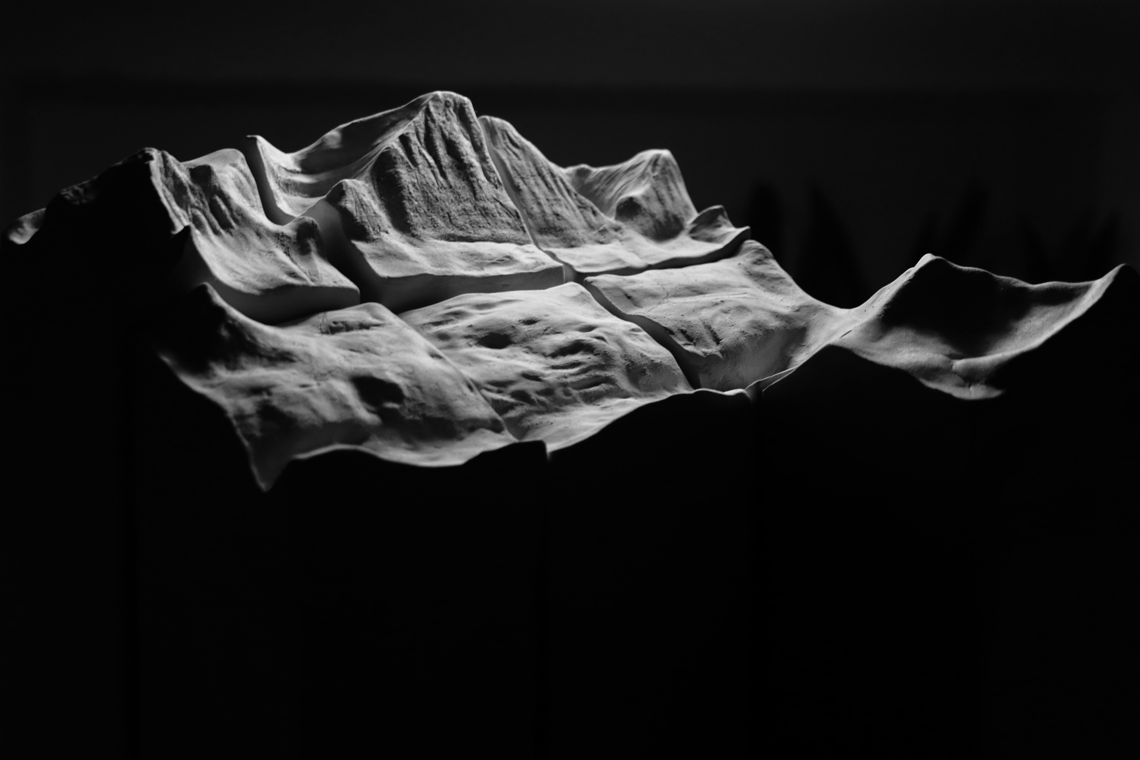 Montagnes, détail, Gilles Sage, céramiques, lumière contrastée, volumes